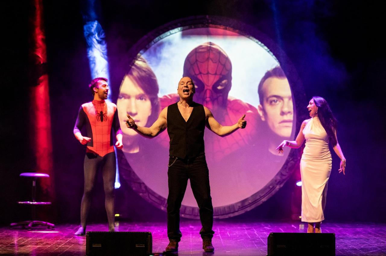 Mauro Repetto e i suoi 883 sul palco del Pacini di Pescia. «L’Uomo Ragno è in ciascuno di noi»