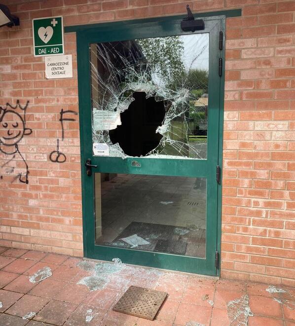 Un’altra spaccata al Carrozzone: i ladri lasciano il sangue sui vetri