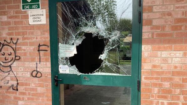 Un’altra spaccata al Carrozzone: i ladri lasciano il sangue sui vetri