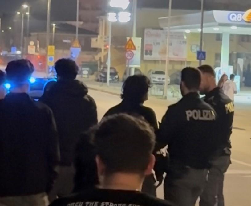 Importuna ragazze all'uscita del locale e scoppia la rissa con un agente