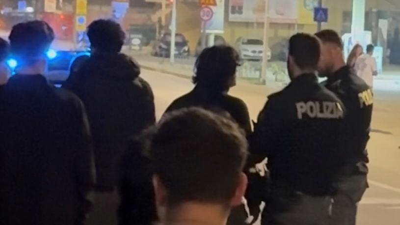 Importuna ragazze all'uscita del locale e scoppia la rissa con un agente