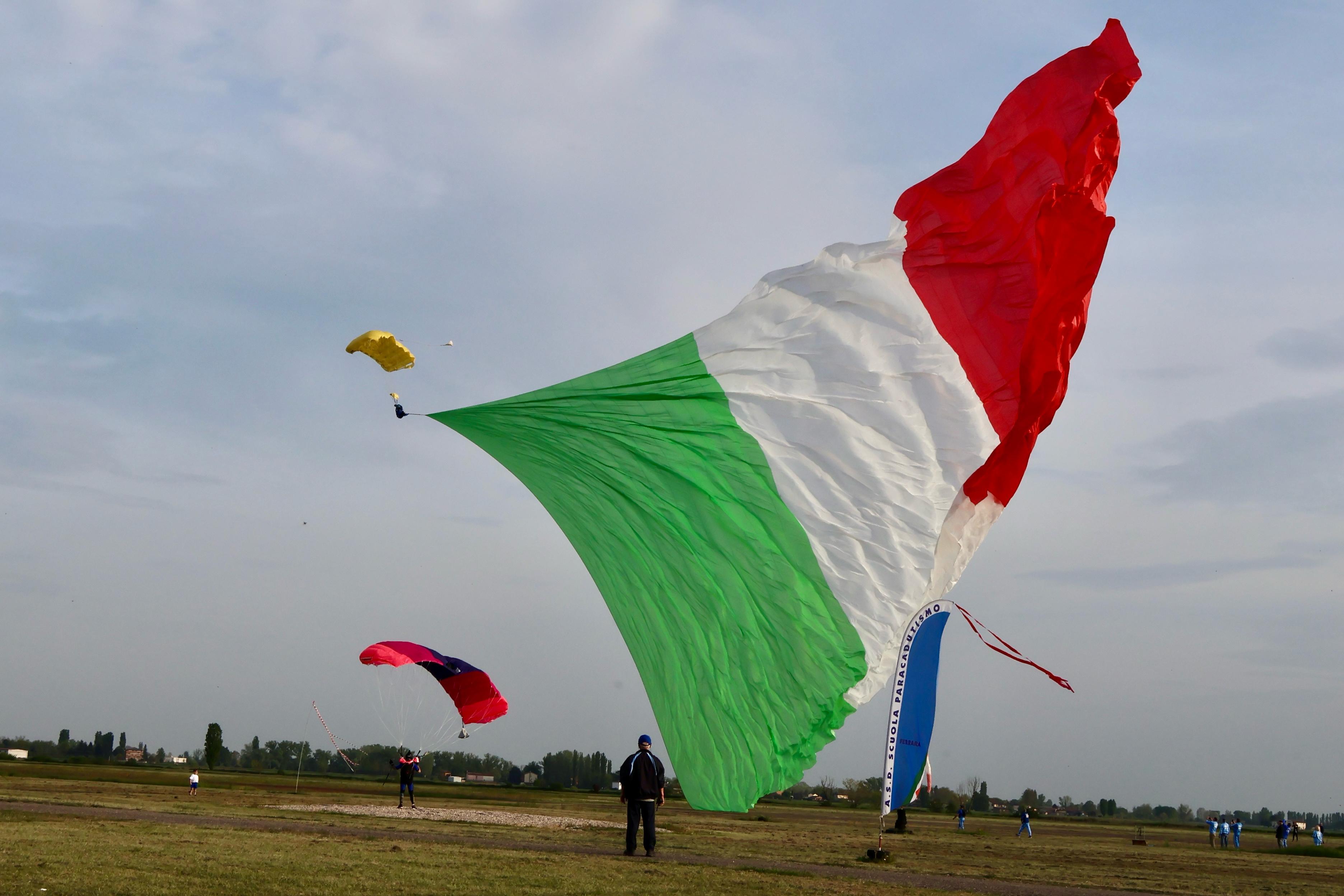 Record battuto. A Ferrara il tricolore più grande del mondo lanciato con un paracadute