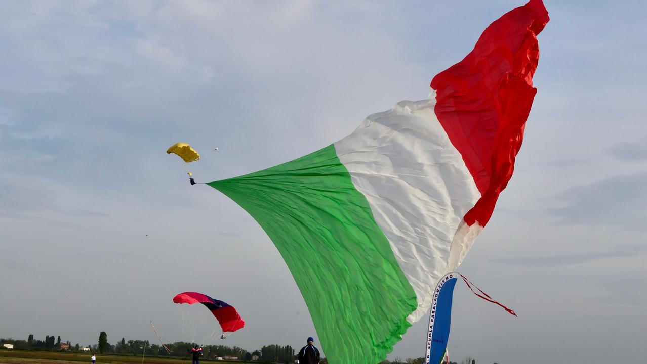 Record battuto. A Ferrara il tricolore più grande del mondo lanciato con un paracadute