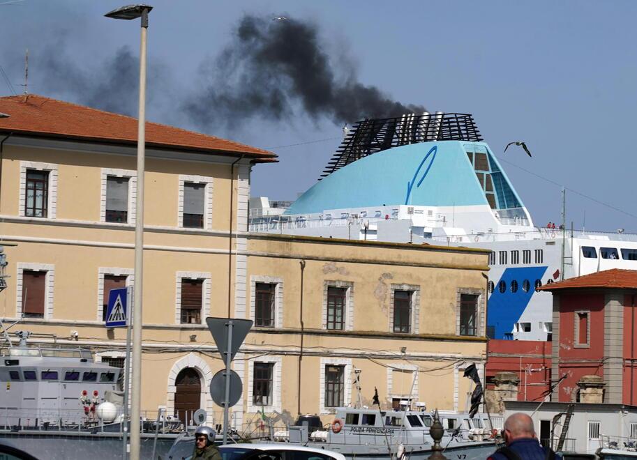 
	Il fumo nero in uscita dal fumaiolo di un traghetto Moby attraccato nel porto Mediceo

