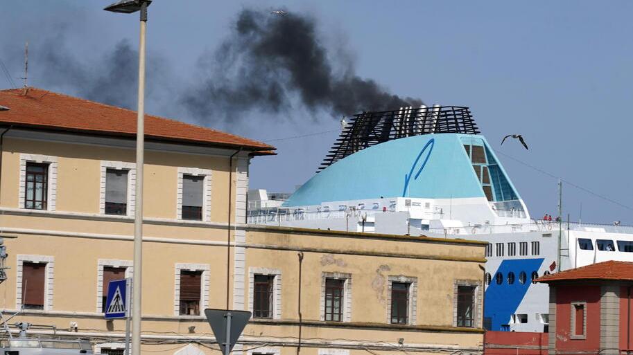 Il fumo nero in uscita dal fumaiolo di un traghetto Moby attraccato nel porto Mediceo