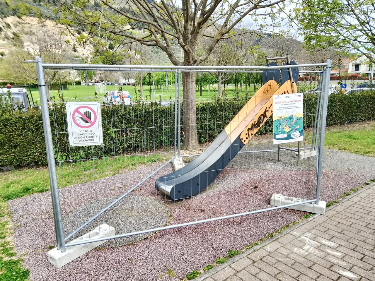 Prato, il Comune cambia la gomma delle aree gioco per renderle più sicure