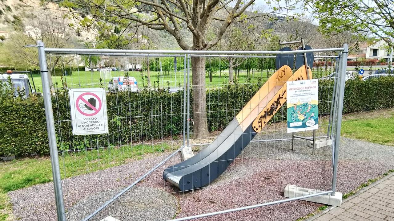 Prato, il Comune cambia la gomma delle aree gioco per renderle più sicure