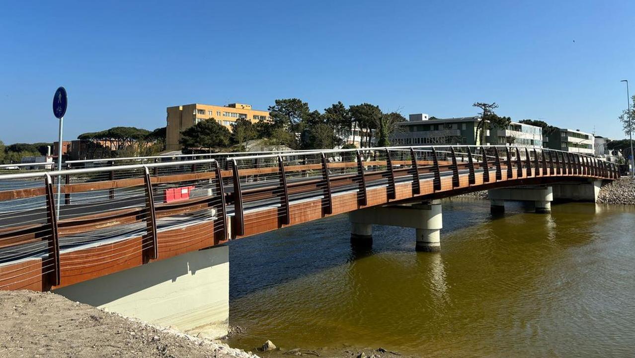 Ponte pronto a Pasqua: Lido Estensi e Lido Spina di nuovo collegati