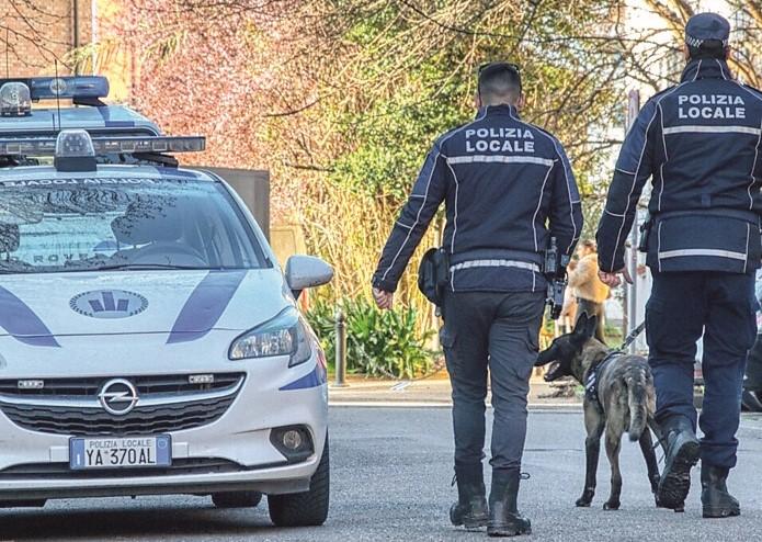 In sei vivevano in una cantina: scoperti dai controlli della polizia Locale
