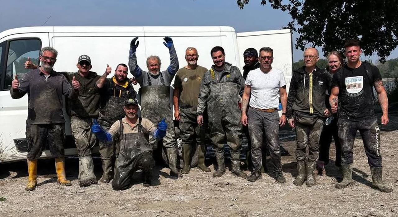 Ferrara, oltre trecento carpe bloccate in una pozza e salvate dai volontari