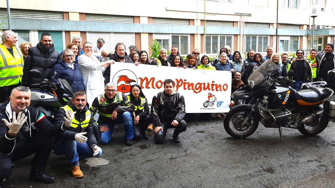 Le uova di Pasqua per i bimbi del Policlinico arrivano in sella alle moto