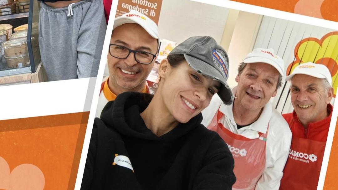 Elisabetta Canalis star alla Conad di Sassari posa con i dipendenti