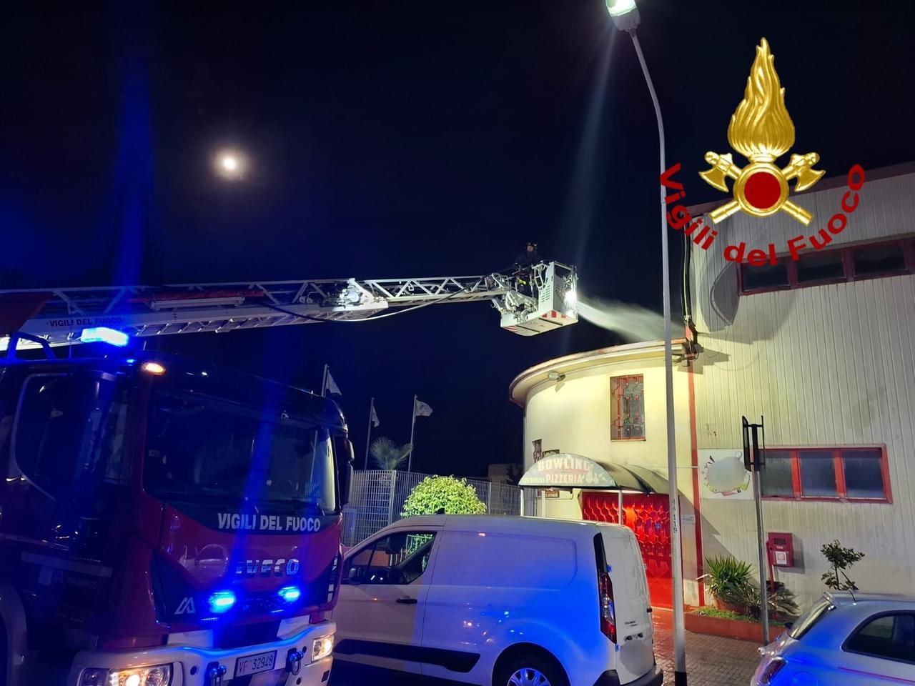 In fiamme l’insegna del Bowling di Sassari