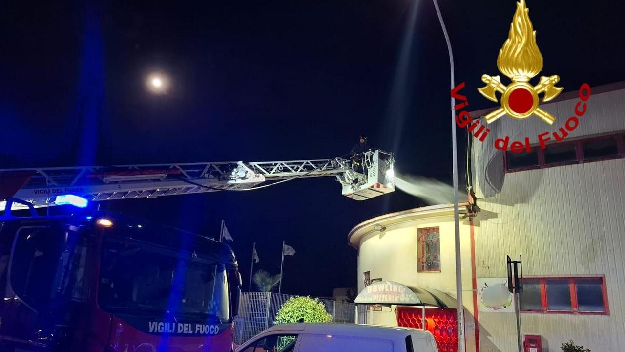 In fiamme l’insegna del Bowling di Sassari