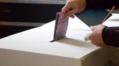 Prato, minacciò il presidente del seggio: «Vergognati, uomo di m...». Rinviato a giudizio