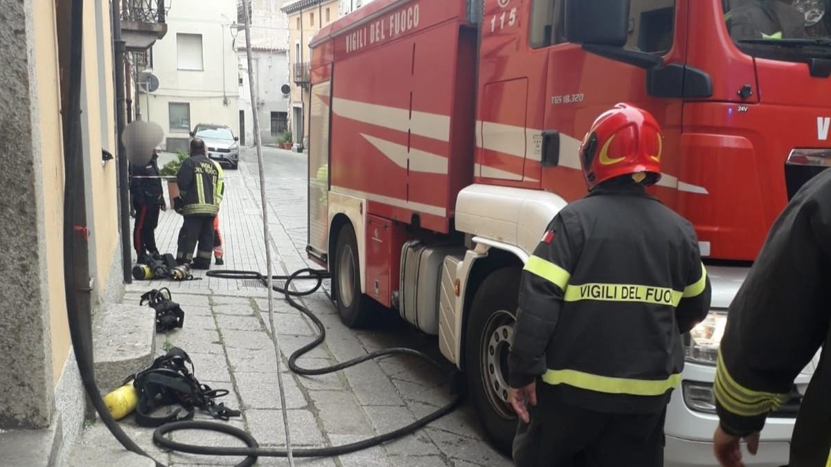 L’appartamento va a fuoco: cane salvato dalle fiamme