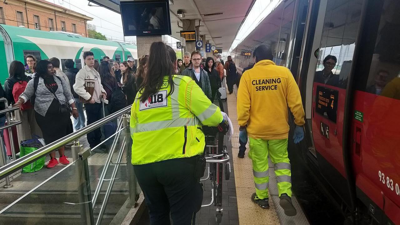 Malore sul treno, passeggero soccorso dal 118 e trasportato a Cona