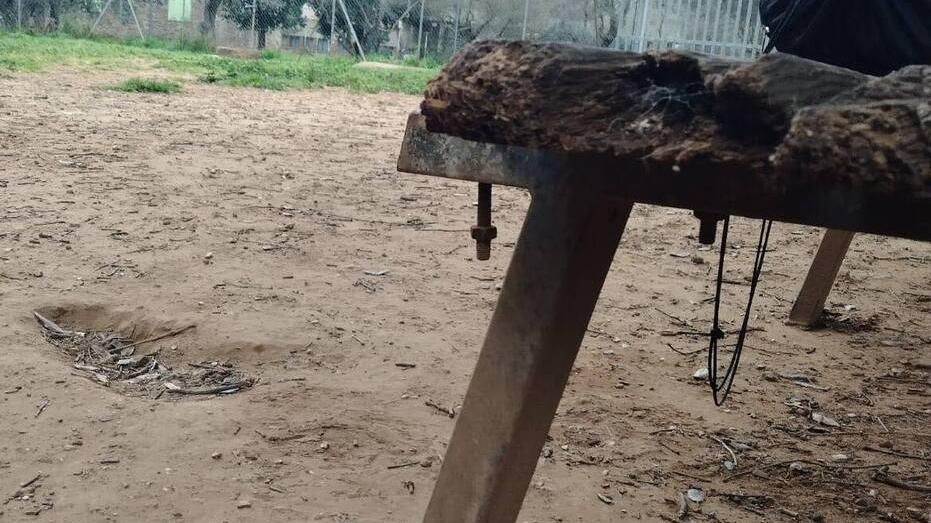 La panchina rotta con viti che sporgono, pericolosa per persone e animali
