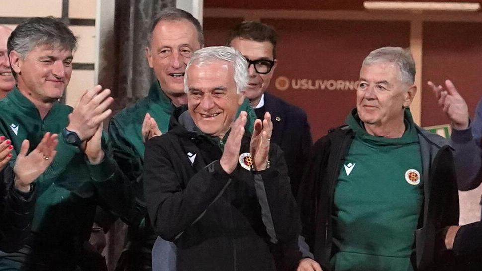 La felicità di Paolo Indiani dopo la matematica promozione in Serie C (foto Stick)