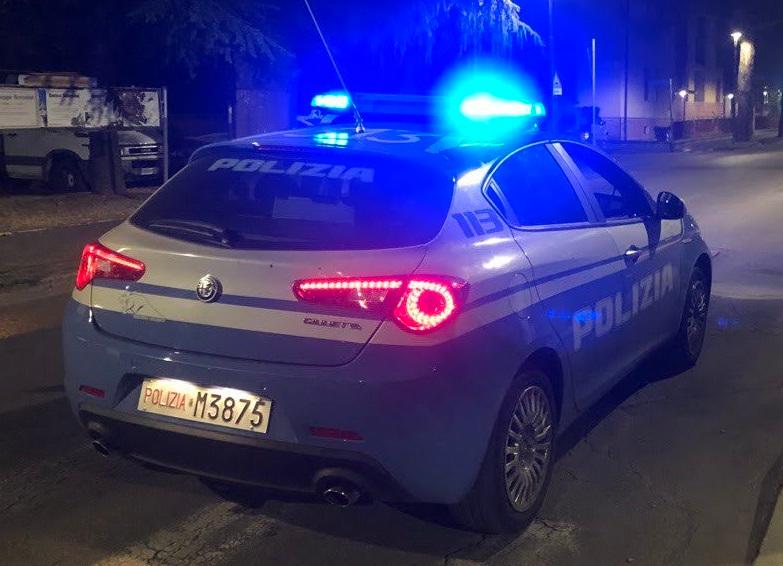 Rompe il finestrino di un’auto e aggredisce gli agenti, 26enne denunciata