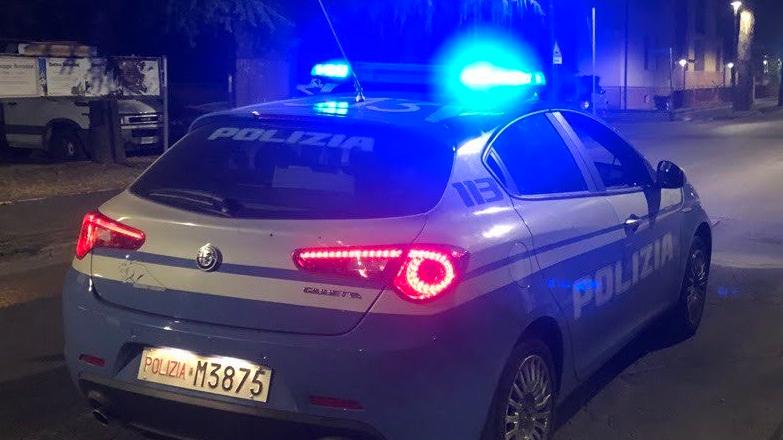 Rompe il finestrino di un’auto e aggredisce gli agenti, 26enne denunciata