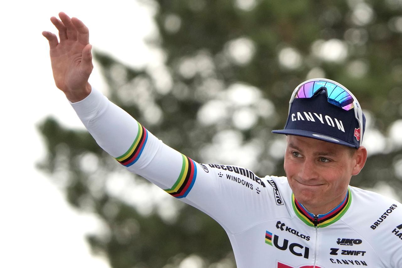 Van der Poel in fuga nella leggenda, vince la Praigi-Roubaix per la terza volta. Pogacar cade