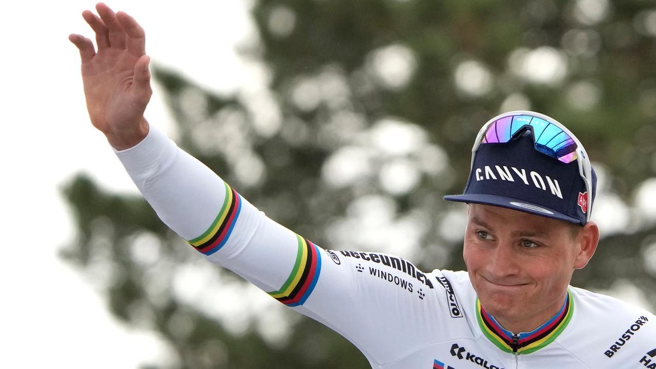 Van der Poel in fuga nella leggenda, vince la Praigi-Roubaix per la terza volta. Pogacar cade