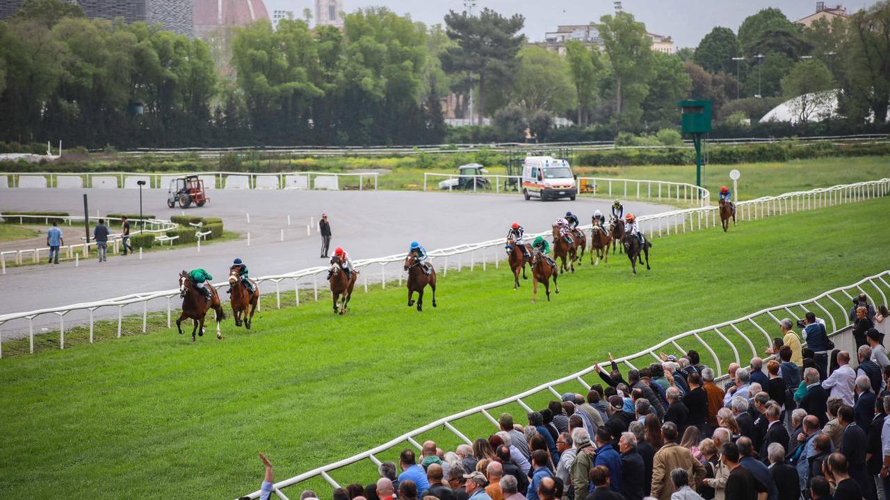 Firenze, spari alle Cascine dopo una lite: un uomo ferito all’ippodromo