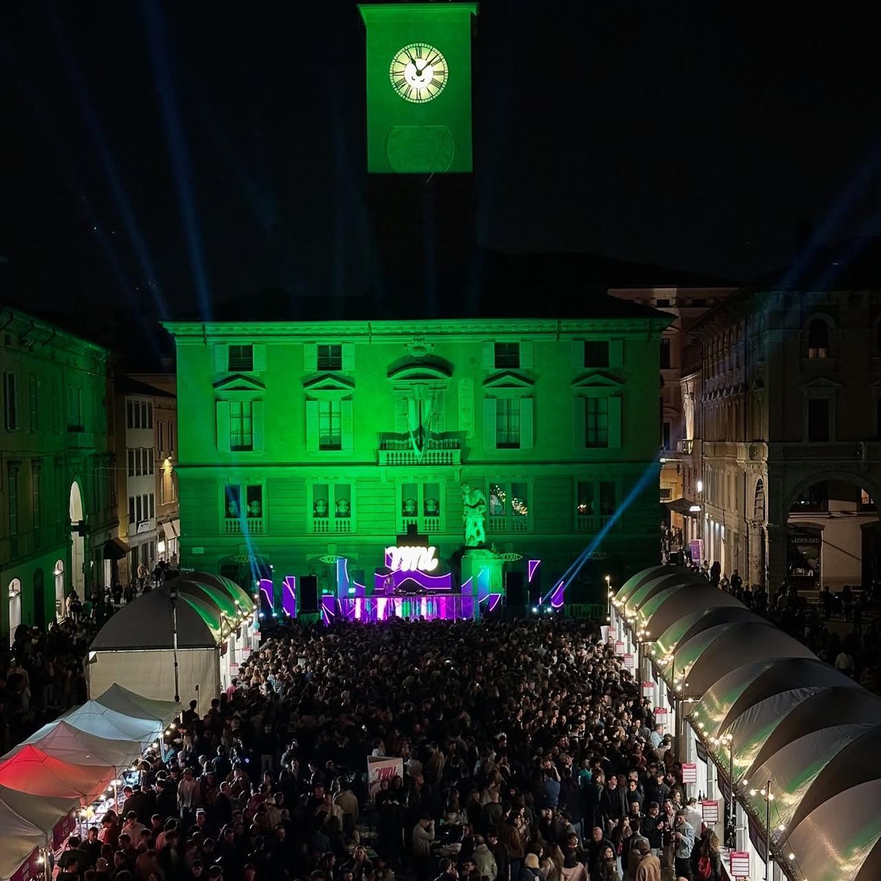 Tutti pazzi per il festival Vyni: il centro storico sprizza salute