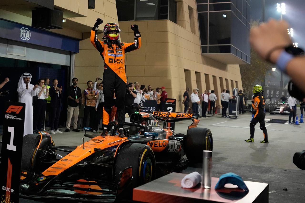 
	Oscar Piastri su McLaren festeggia il primo "hat trick" in carriera

