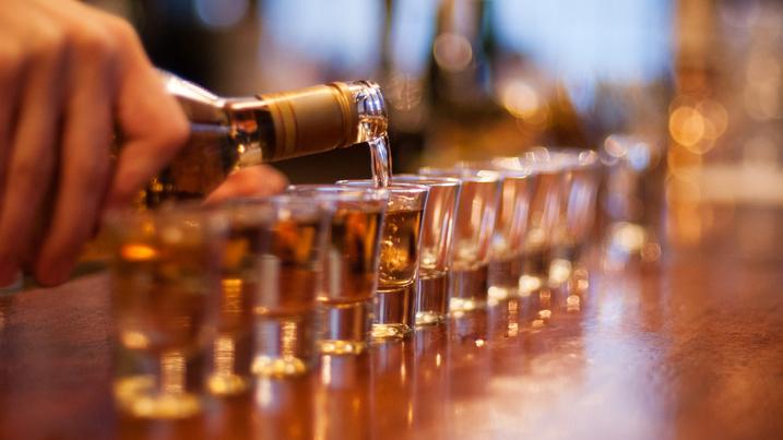 L’alcol dilaga tra gli under 20. L’esperta: «Colpa anche di famiglia e ansia»