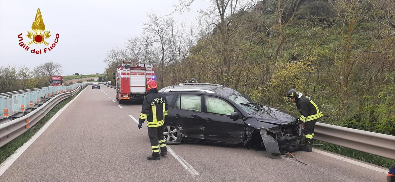 Auto contro il guard rail sulla 131, un ferito