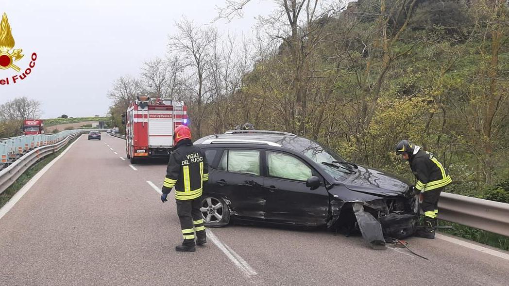 Auto contro il guard rail sulla 131, un ferito