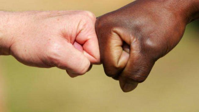 Prato, un’intera squadra di calcio finisce sotto processo per razzismo: insulti e botte contro il giocatore senegalese – Chi sono gli accusati