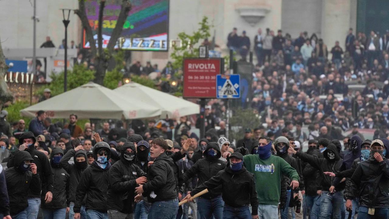 Scontri al derby Lazio-Roma, 13 agenti feriti e sequestri di mazze e tubi di ferro. Piantedosi annuncia nuove misure a favore delle divise