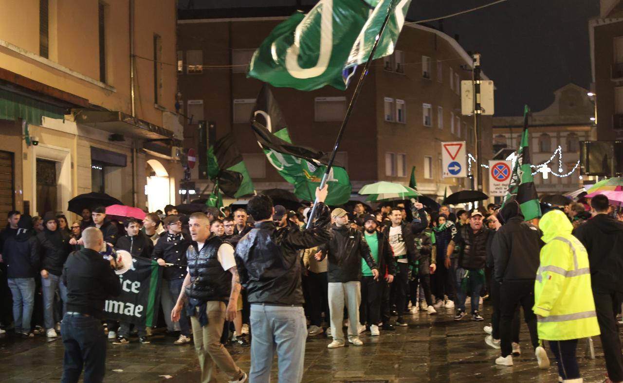 
	Il corteo dei tifosi in centro (foto Andrea Vignoli)

