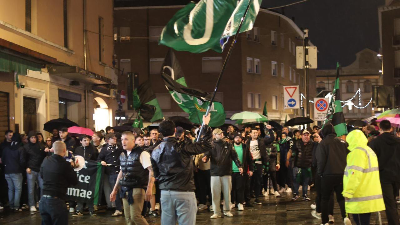 Il corteo dei tifosi in centro (foto Andrea Vignoli)