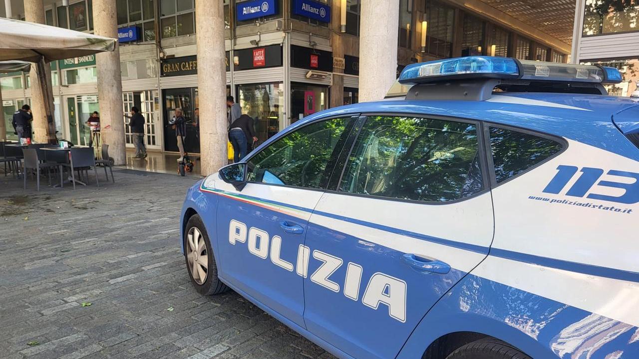 Prima gli frugano nelle tasche, poi gli danno un pugno: studente aggredito sotto l’Isolato San Rocco in pieno giorno