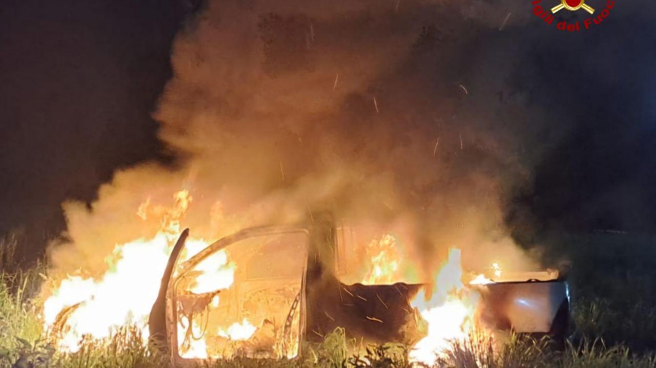 Pick-up dato alle fiamme in un campo di via Ghiarda