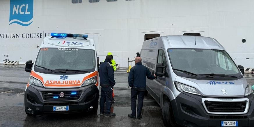 
	I mezzi della Svs di fronte alla nave da crociera

