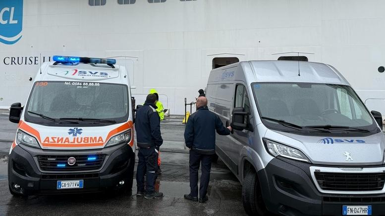 I mezzi della Svs di fronte alla nave da crociera