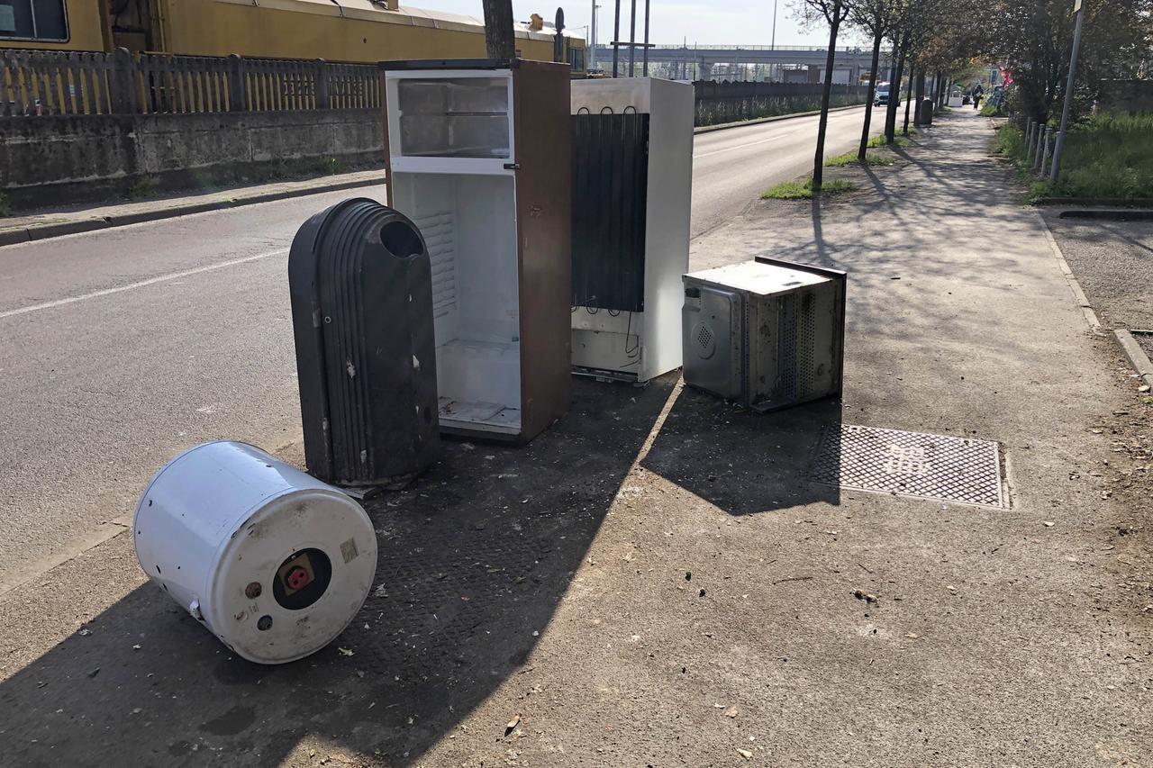 “Furbetti del pattume” nel mirino: mappate le discariche abusive. Ecco dove arriveranno le 20 foto-trappole