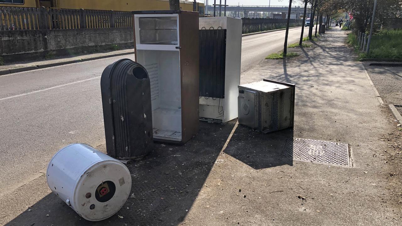 “Furbetti del pattume” nel mirino: mappate le discariche abusive. Ecco dove arriveranno le 20 foto-trappole