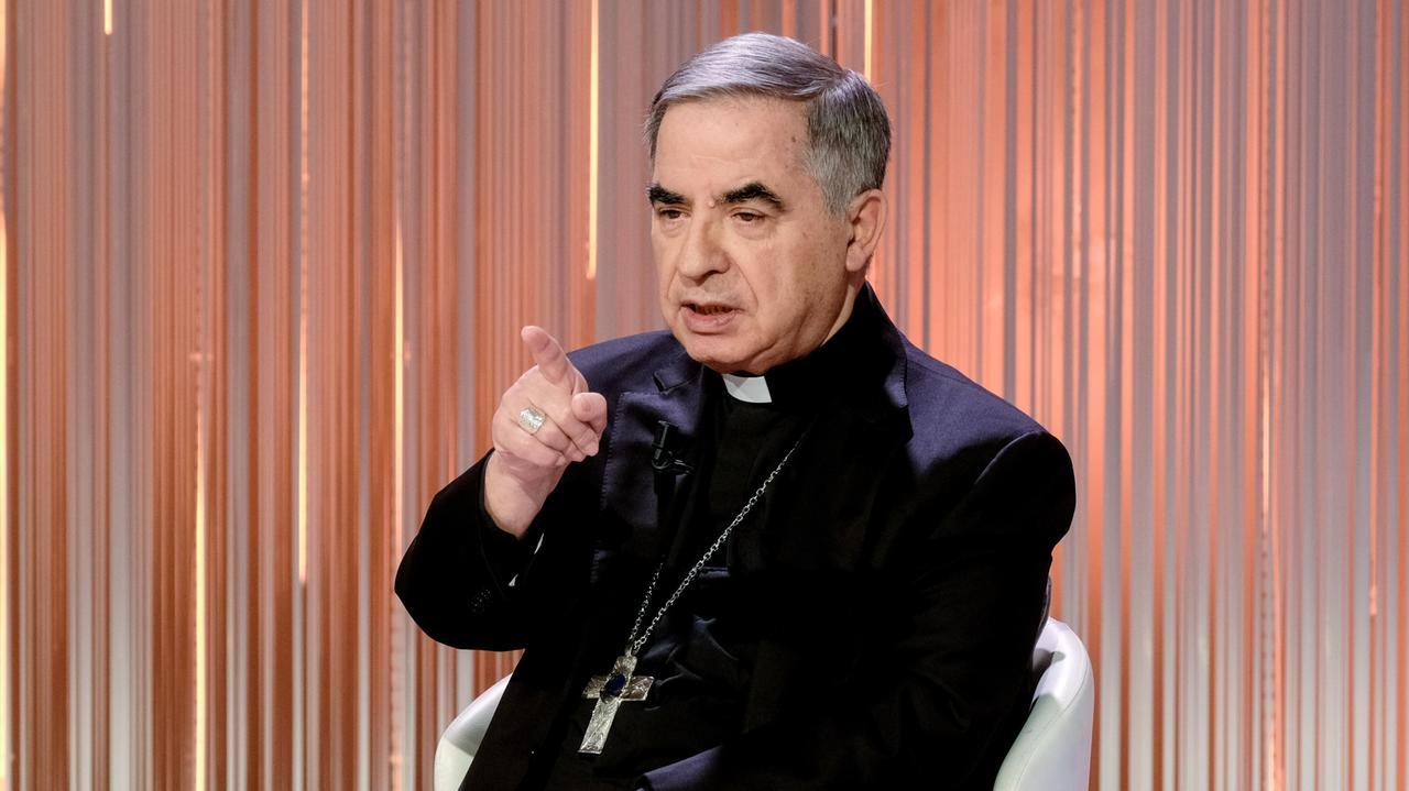 Caso Becciu, pubblicate le chat: «Un’indagine costruita a tavolino su falsità»