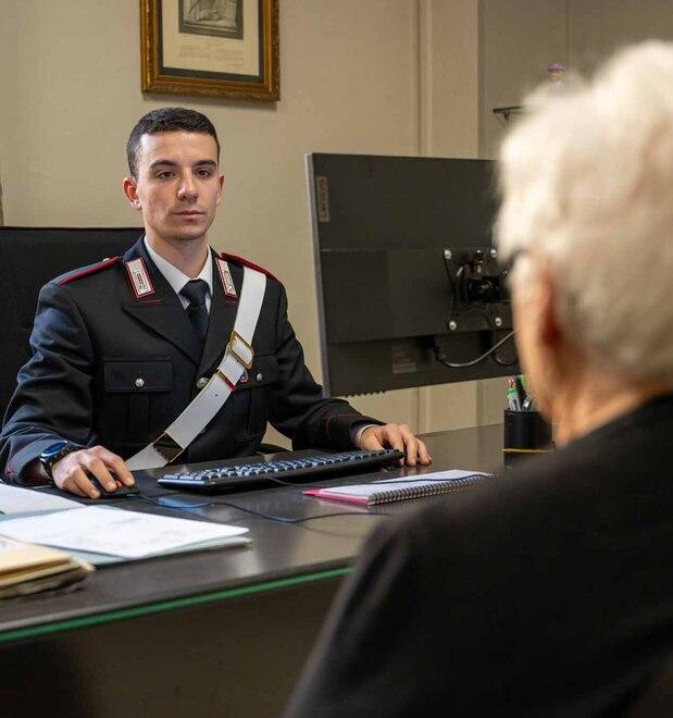 Lucca, si fanno dare gioielli per migliaia di euro con la truffa: l’incidente, il falso avvocato e la complice a casa