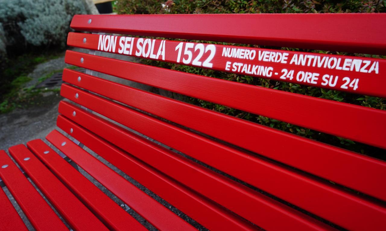 Viola le misure cautelari per stalking e va sotto casa dell’ex con un coltello: arrestato