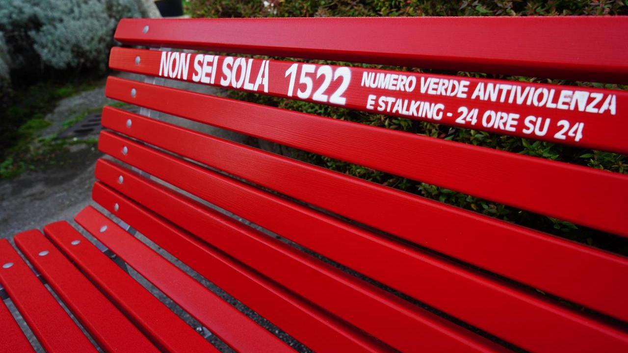 Viola le misure cautelari per stalking e va sotto casa dell’ex con un coltello: arrestato