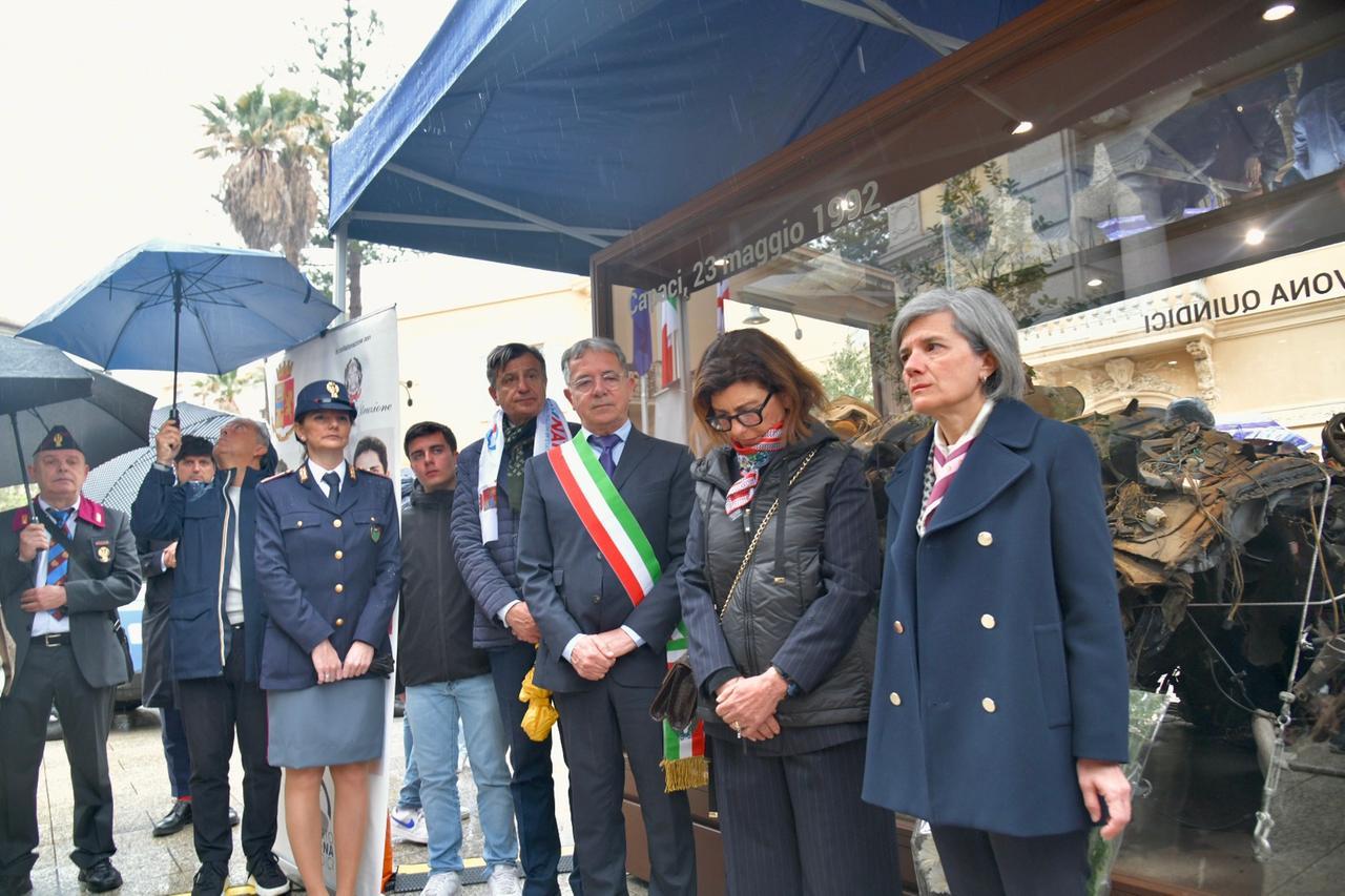 A Olbia l’auto della scorta di Falcone: la moglie di Montinaro incontra gli studenti