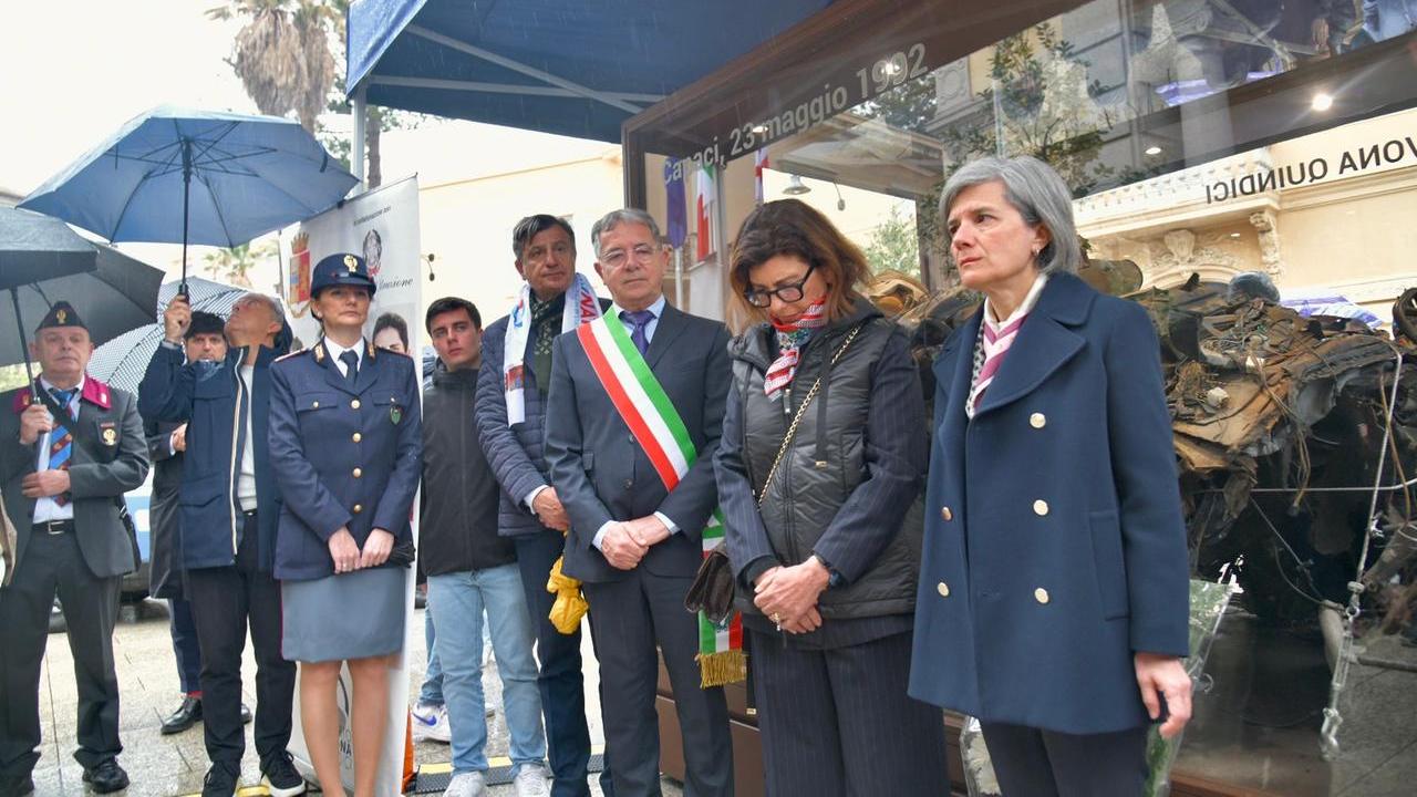 A Olbia l’auto della scorta di Falcone: la moglie di Montinaro incontra gli studenti