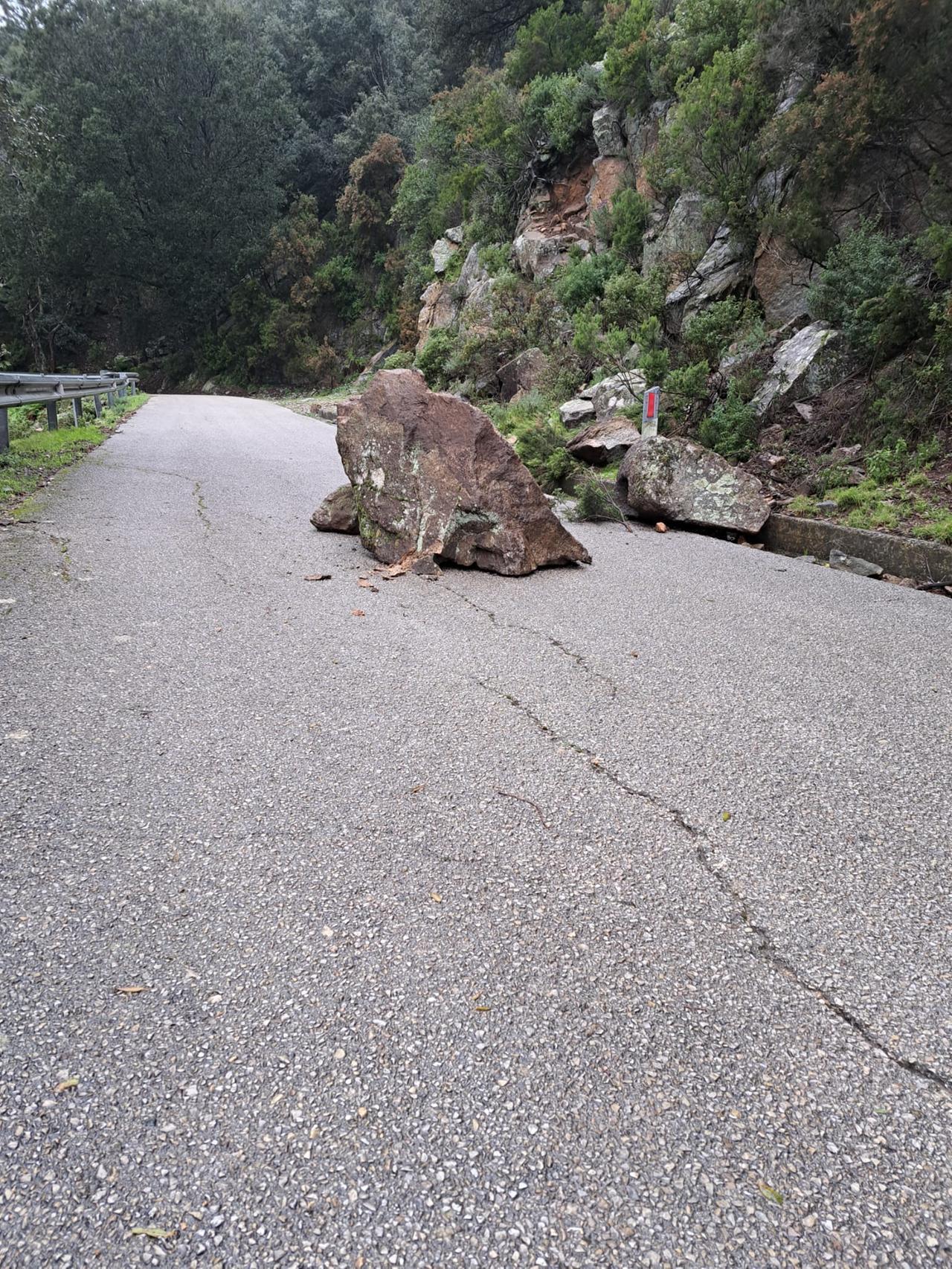 Elba, cadono massi sulla strada del Monte Perone
